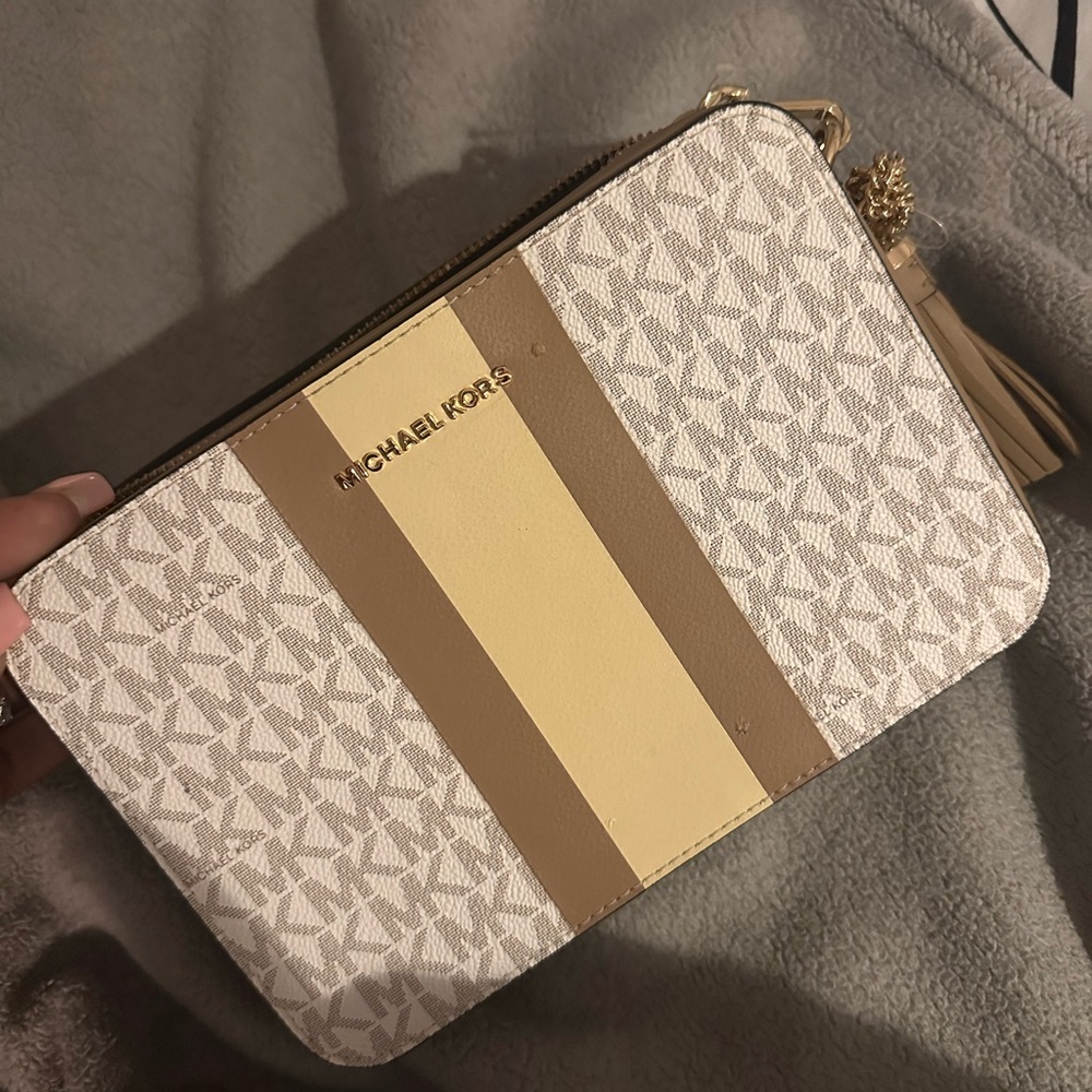 Michael Kors Crossbody! Brand New!!! Tags attached as pictured.